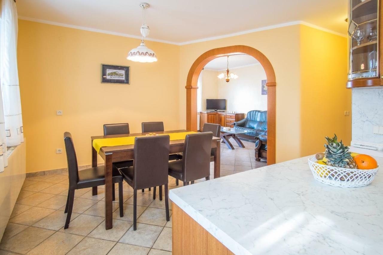 Apartman Cubranic Apartment Vrbnik Exterior photo