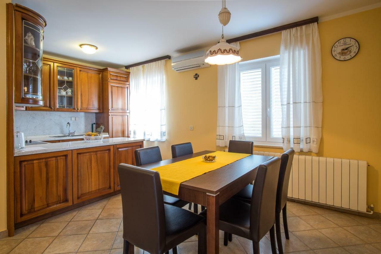 Apartman Cubranic Apartment Vrbnik Exterior photo